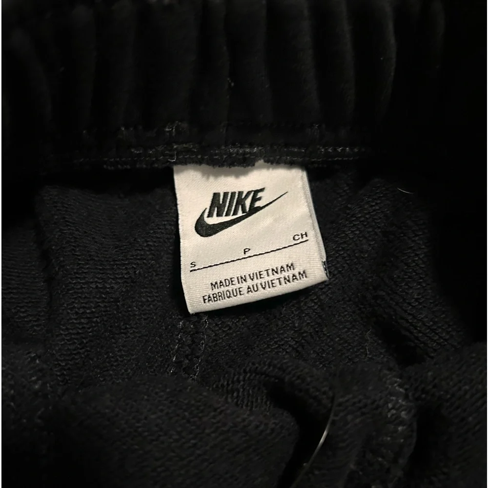 Women’s Nike Mid Rise Shorts - Picture 2 of 3